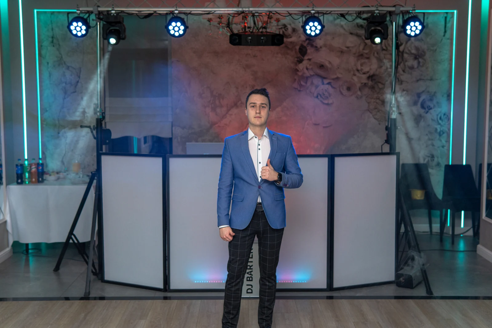 Bartek przy stanowisku DJ-skim z nagłośnieniem i oświetleniem